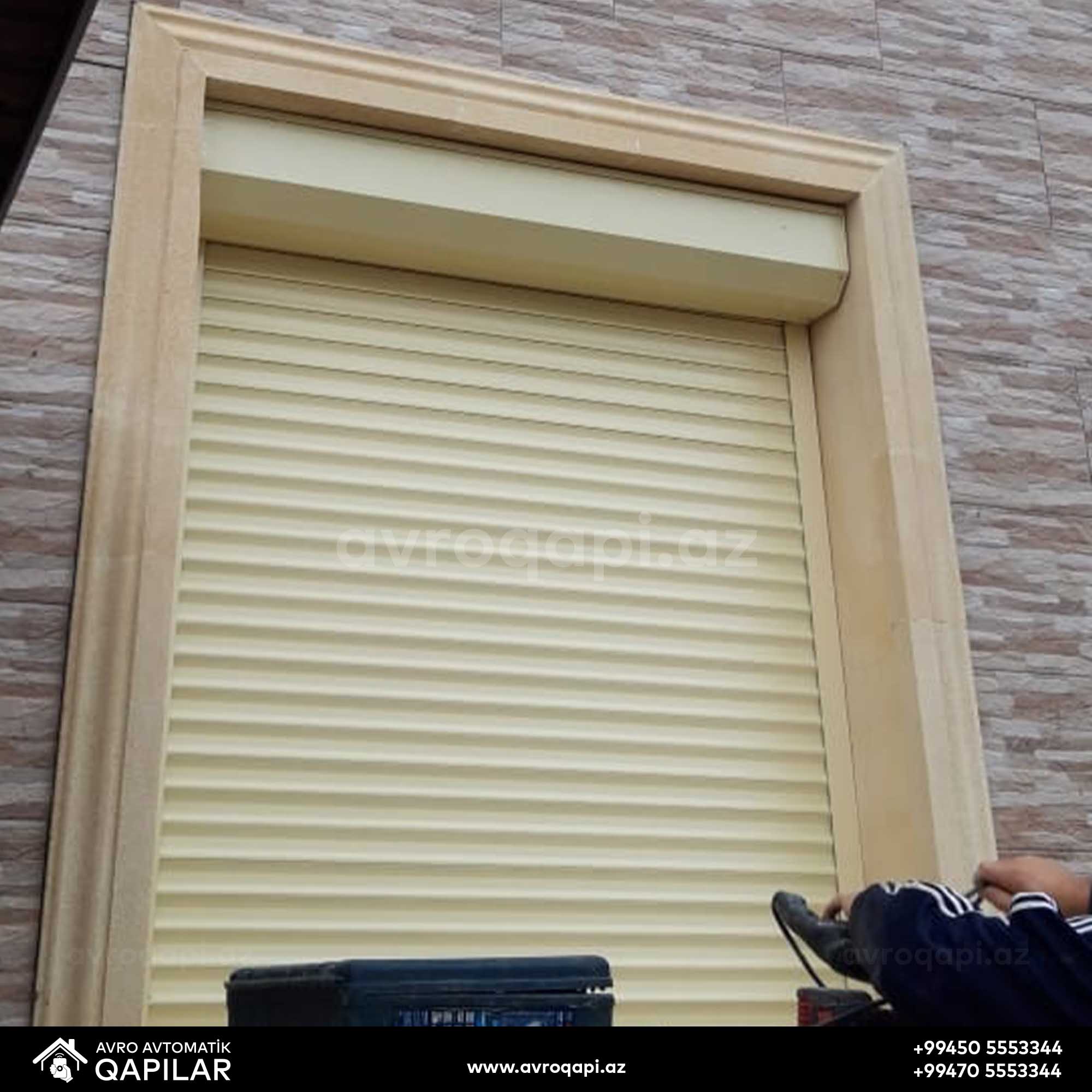 Ağsu rayonu. Ev pəncərələrinə jalüz sistemli  örtüyün quraşdırılması.